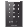 Lector de Tarjetas PROX EM y de Códigos QR / Teclado para Contraseña / Compatible con Controladores DSK2600 Series Hikvision / Comunicación RS485 y WIEGAND / IP65